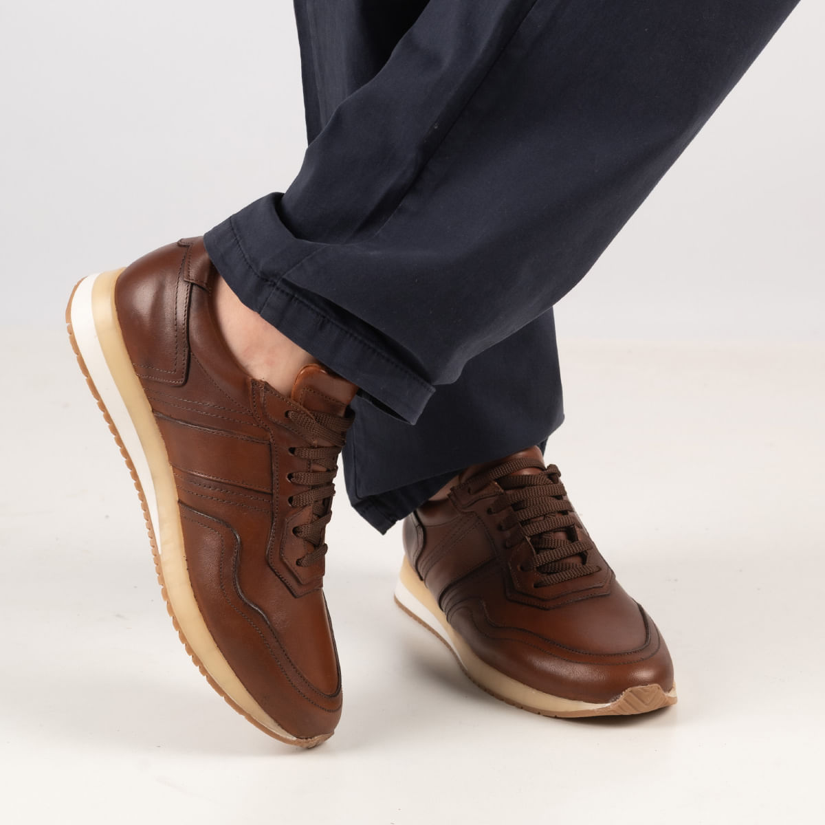 Zapatilla urbana de cuero con suela combinada